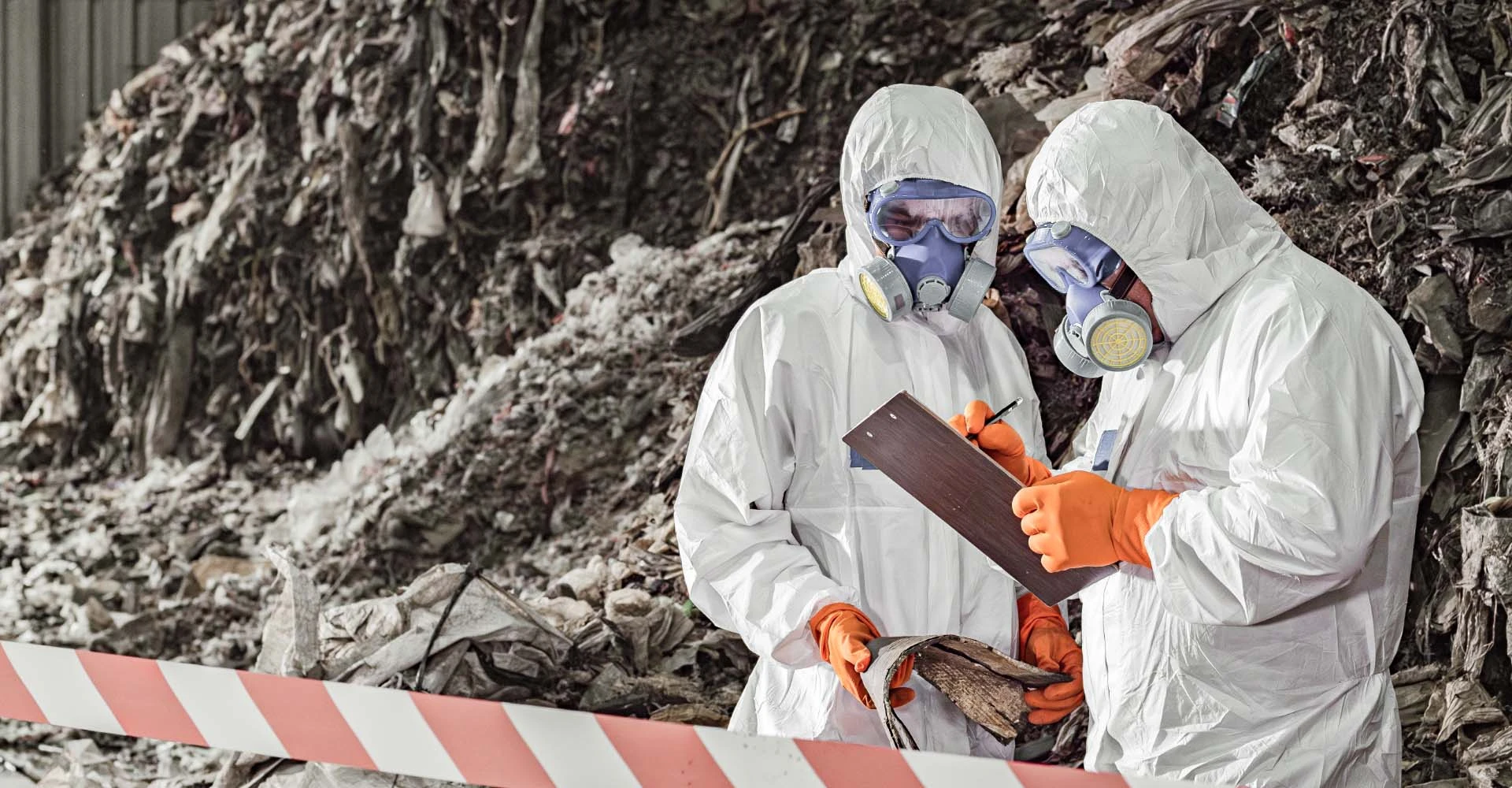 Zwei Personen in Schutzanzügen
