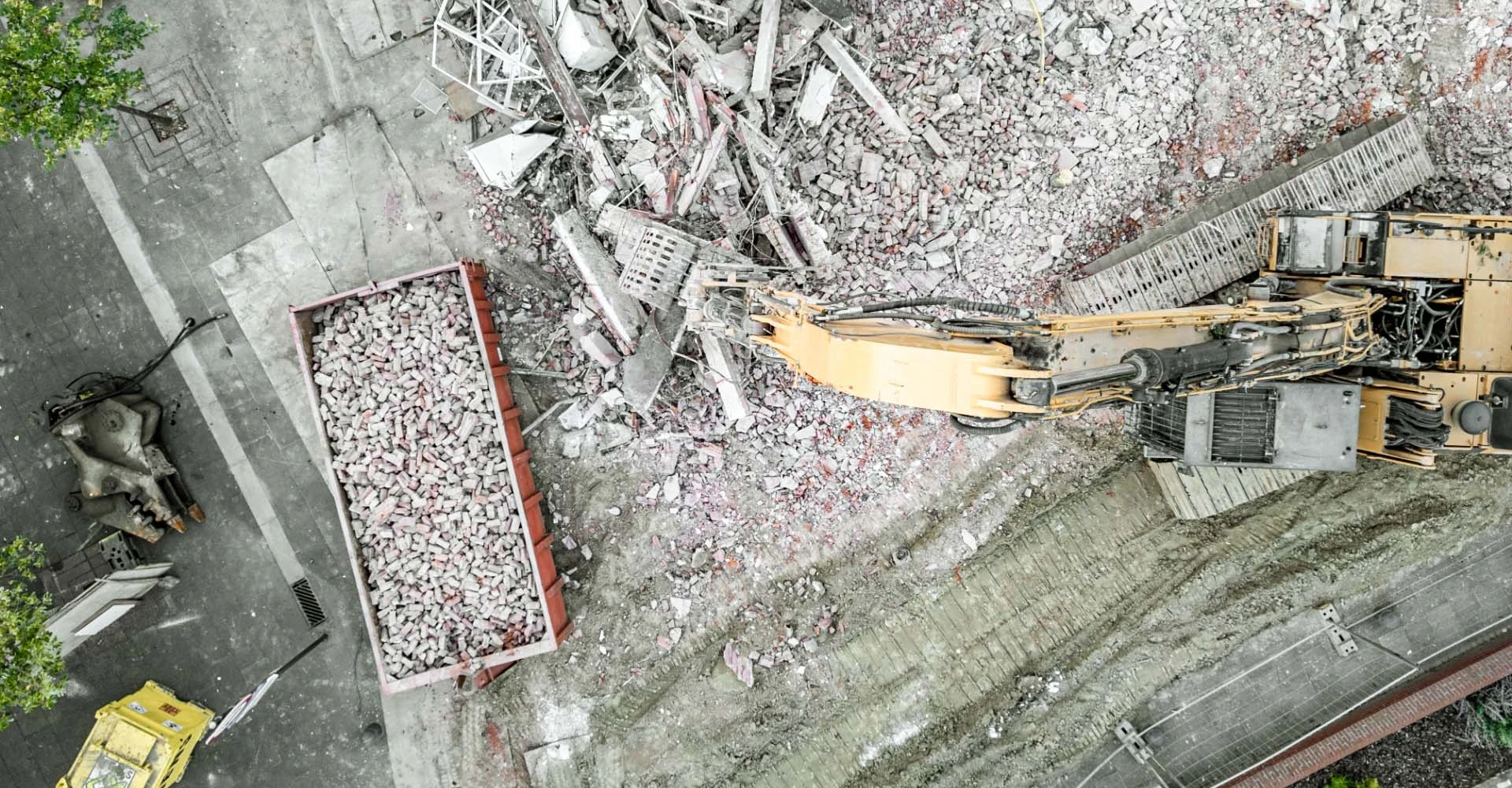 Werkhof mit zwei Baufahrzeugen von oben