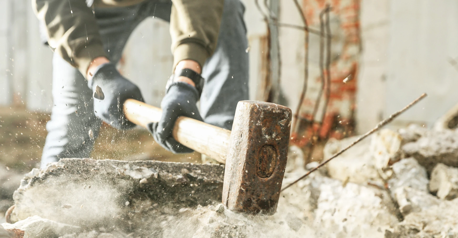 Nahaufnahme einer Person mit einem Hammer