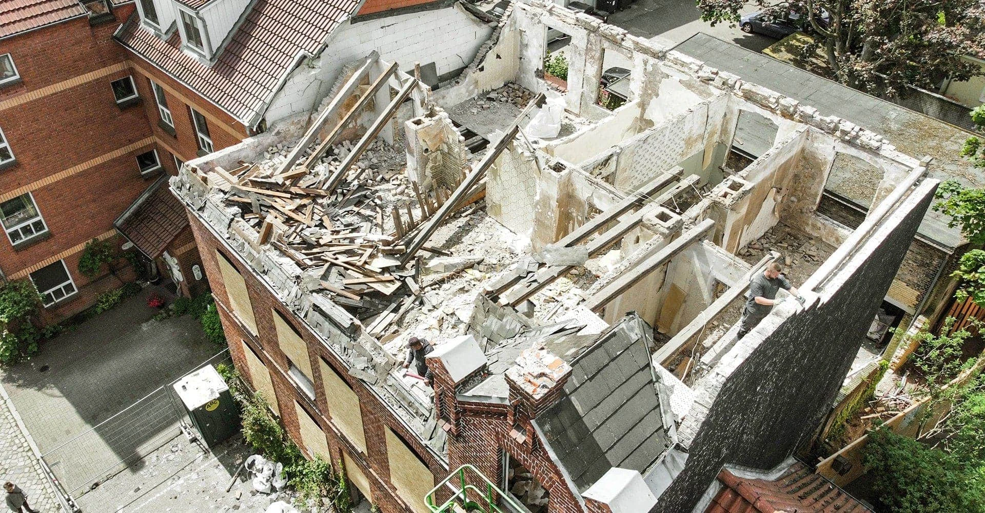 Abriss eines Hauses von oben fotografiert