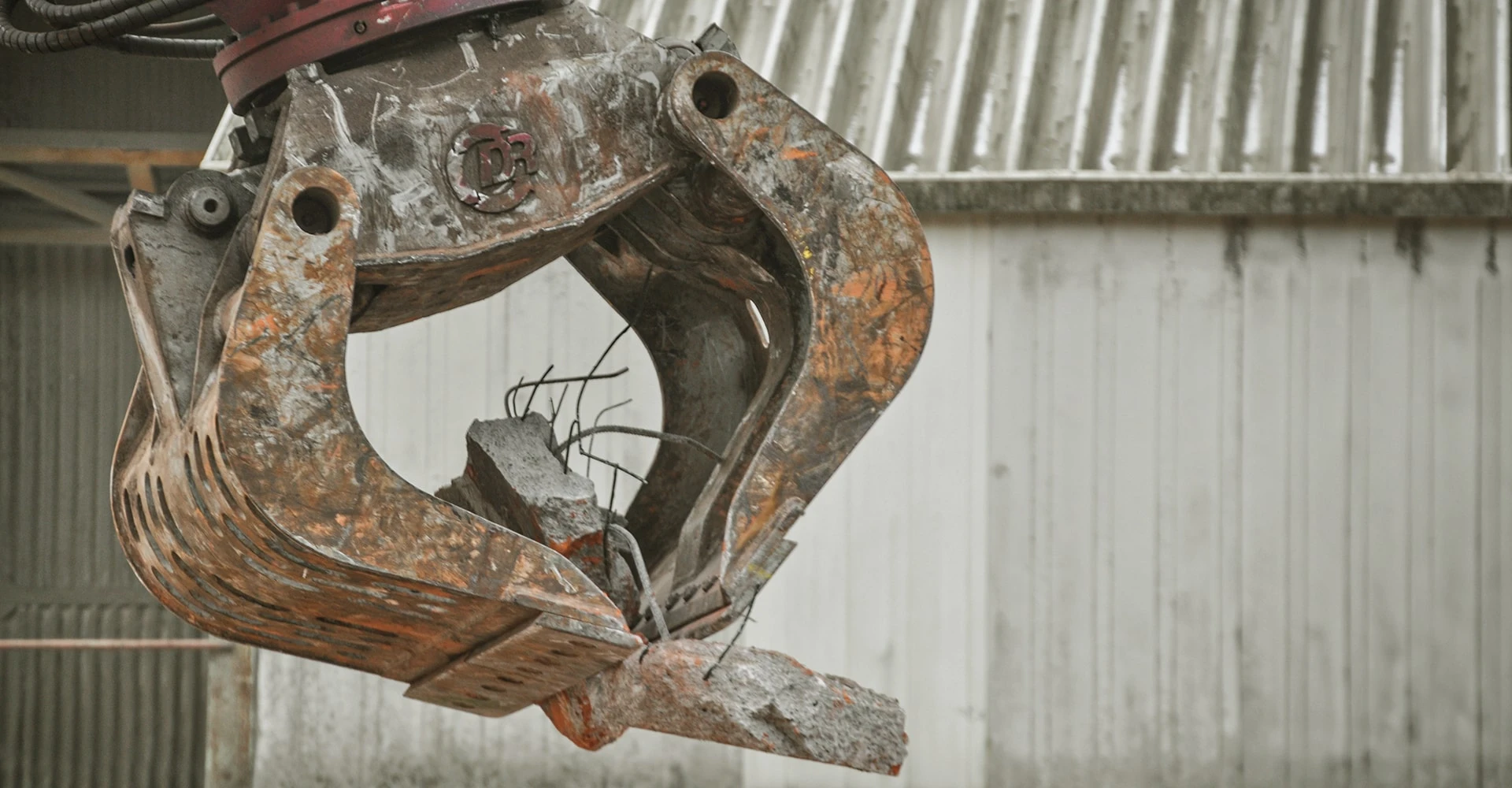 Nahaufnahme des Greifers eines Abbruchbaggers mit Schutt