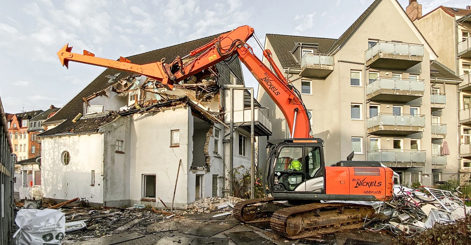 Orangefarbener Longfront-Abbruchmaschine von Elly Nickels