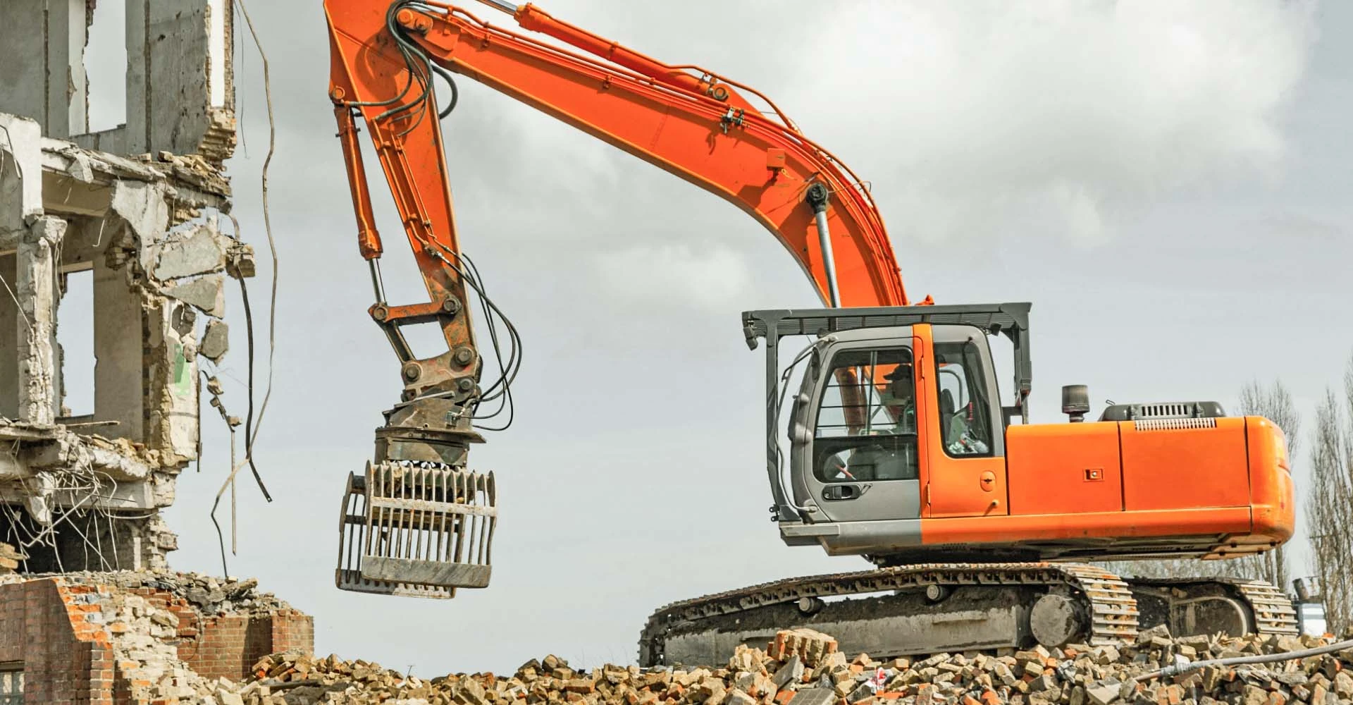 Ein orangeroter Bagger