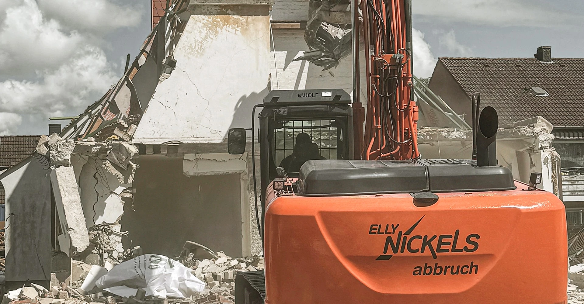 Abbruchbagger von Elly Nickels beim Abbruch von hinten fotografiert