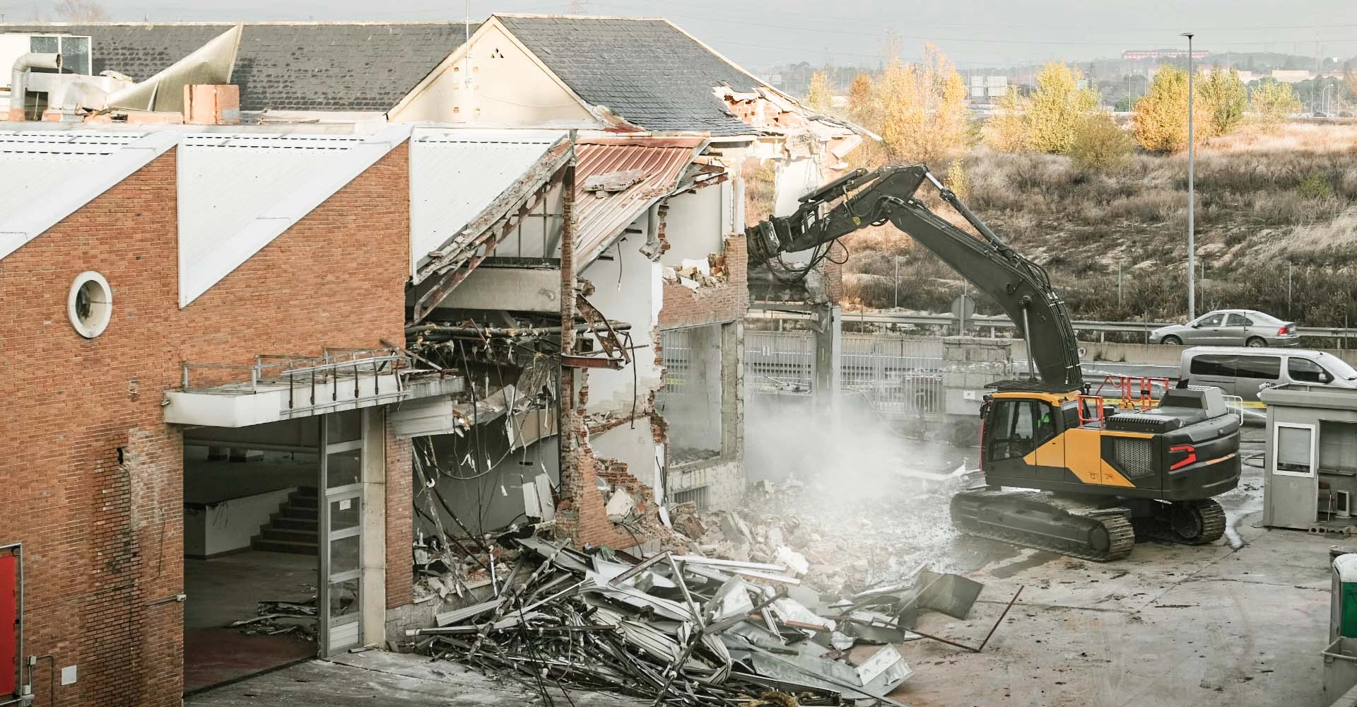 Bagger reißt ein Gebäude ein